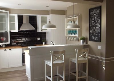 Cocina en blanco a medida con azulejos negros