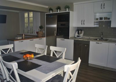 Cocina en gris y blanco