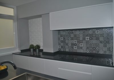 cocina en blanco con azulejos y ladrillo