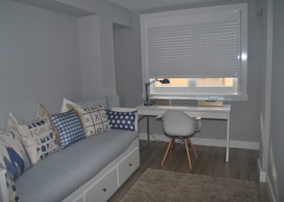 Dormitorio en azul y blanco pequeño