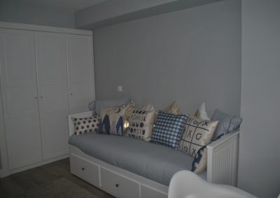 Dormitorio en azul y blanco pequeño