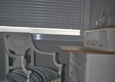 silla restaurada en blanco y azul